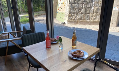 Lecker Brez'n und eine Rhabarberschorle gefällig?