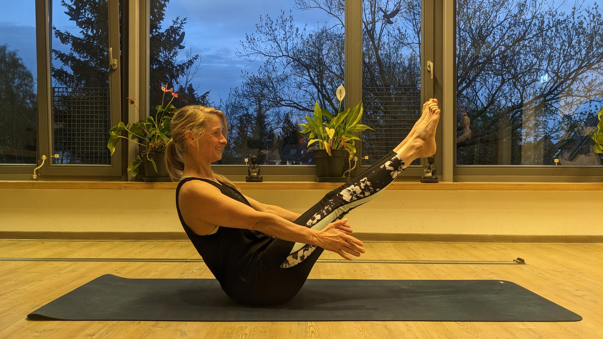 Unsere Trainerin Julia beim Vinyasa-Yoga