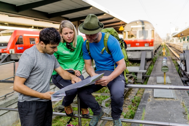 Wer ohne Auto anreist, steht nicht im Stau, muss keinen Parkplatz suchen und spart dazu noch ordentlich Emissionen! Foto: DAV Hans Herbig 